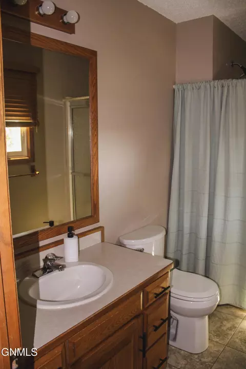 Bath - 3219 Devon Dr, Bismarck, ND 58504 photo 1 of 6
