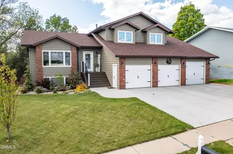 2044 Bell St, Bismarck, ND 58501
