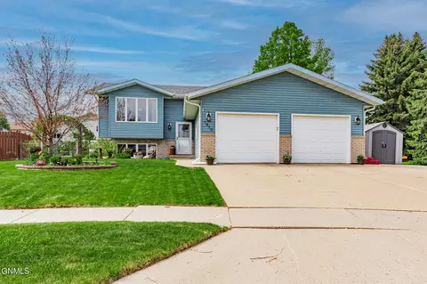 1810 Emberland Dr, Mandan, ND 58554