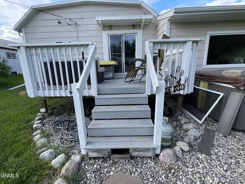Exterior - 950 3rd St N, Carrington, ND 58421 photo 4 of 6