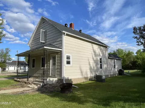 Exterior - 950 3rd St N, Carrington, ND 58421 photo 2 of 6