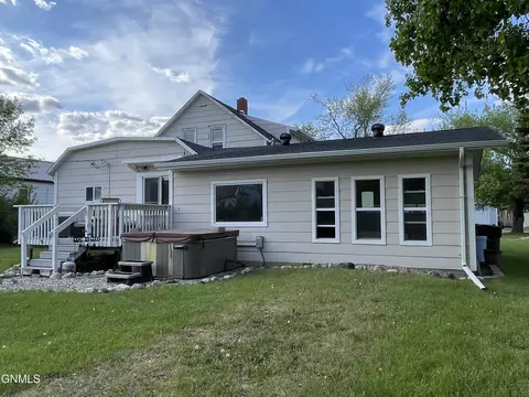 Exterior - 950 3rd St N, Carrington, ND 58421 photo 5 of 6