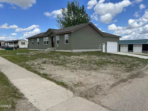 3114 Pheasant Run Pkwy, Williston, ND 58801 photo 2