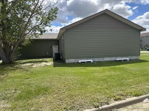 3114 Pheasant Run Pkwy, Williston, ND 58801 photo 3