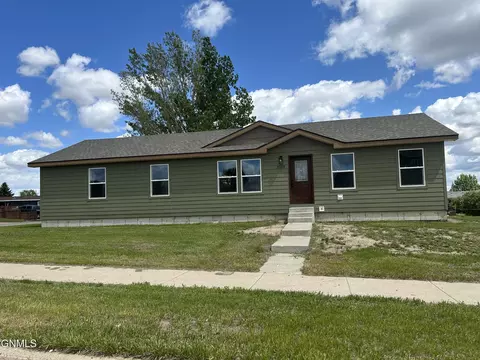3114 Pheasant Run Pkwy, Williston, ND 58801