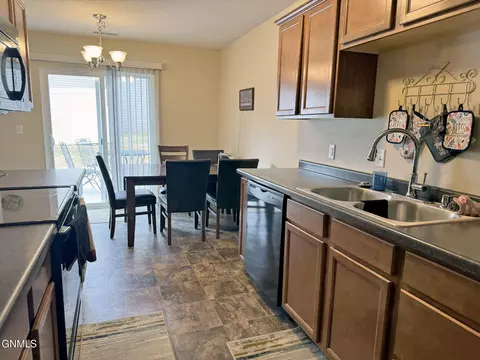 4918 Windsor St, Bismarck, ND 58503 photo 8