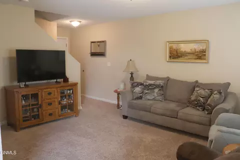 4918 Windsor St, Bismarck, ND 58503 photo 4