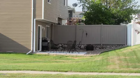 4918 Windsor St, Bismarck, ND 58503 photo 2