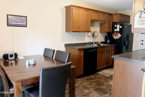4918 Windsor St, Bismarck, ND 58503 photo 9