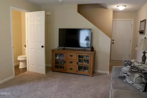 4918 Windsor St, Bismarck, ND 58503 photo 5