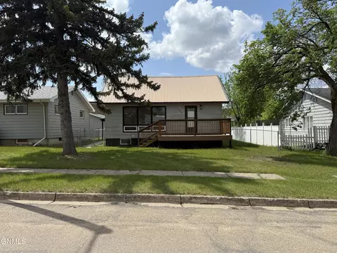 309 3rd St NE, Watford City, ND 58854