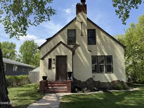 119 6th St NW, Minot, ND 58703
