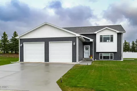 307 7th Ave SW, Surrey, ND 58785