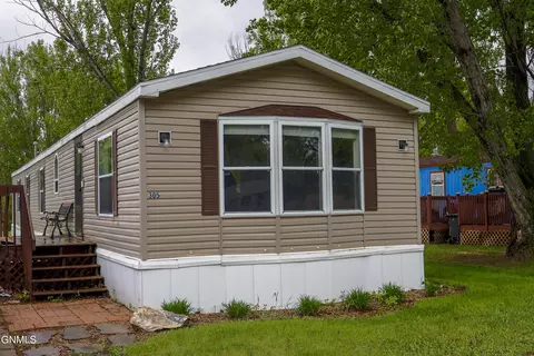 305 Oxford Dr, Bismarck, ND 58504