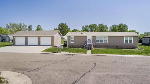 1024 Gall Dr, Hazen, ND 58545