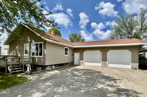 308 Borchardt Ave, Underwood, ND 58576