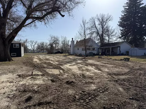 818 6th St SE, Sidney, MT 59270