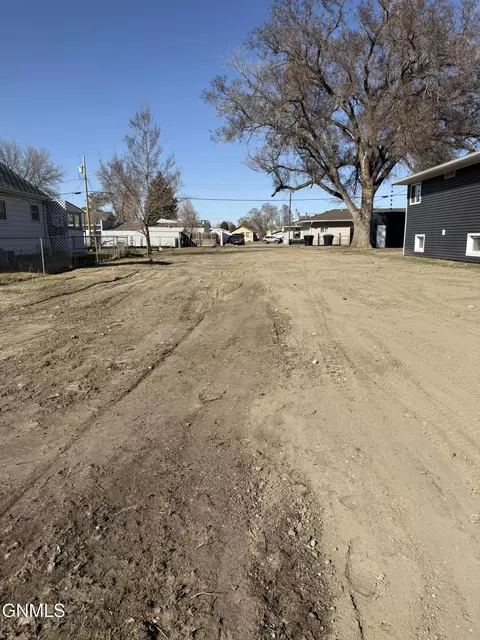 818 6th St SE, Sidney, MT 59270 photo 2