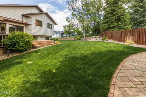 902 St Thomas Trl NW, Mandan, ND 58554 photo 32