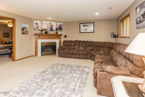 902 St Thomas Trl NW, Mandan, ND 58554 photo 26