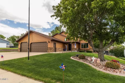 902 St Thomas Trl NW, Mandan, ND 58554