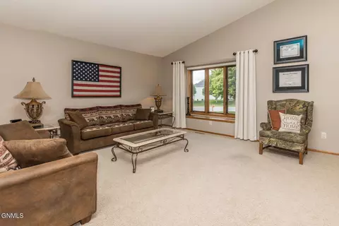 902 St Thomas Trl NW, Mandan, ND 58554 photo 5