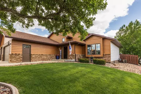 902 St Thomas Trl NW, Mandan, ND 58554 photo 2