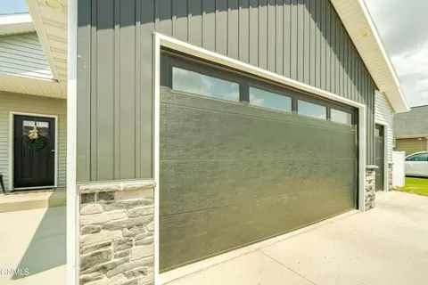 Exterior - 406 Cobblestone Loop SW, Mandan, ND 58554 photo 12 of 14
