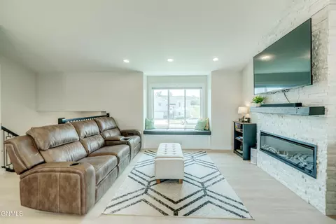 Living - 406 Cobblestone Loop SW, Mandan, ND 58554 photo 1 of 3