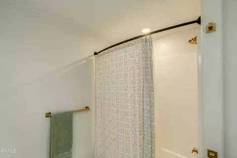 Bath - 406 Cobblestone Loop SW, Mandan, ND 58554 photo 3 of 13