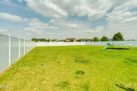 Exterior - 406 Cobblestone Loop SW, Mandan, ND 58554 photo 7 of 14