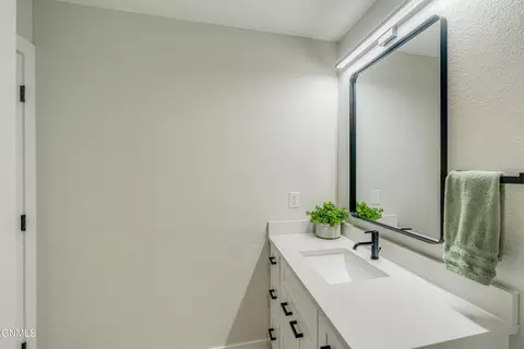 Bath - 406 Cobblestone Loop SW, Mandan, ND 58554 photo 8 of 13