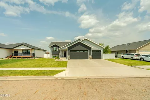 Exterior - 406 Cobblestone Loop SW, Mandan, ND 58554 photo 13 of 14