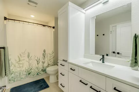 Bath - 406 Cobblestone Loop SW, Mandan, ND 58554 photo 9 of 13