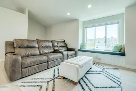 Living - 406 Cobblestone Loop SW, Mandan, ND 58554 photo 2 of 3