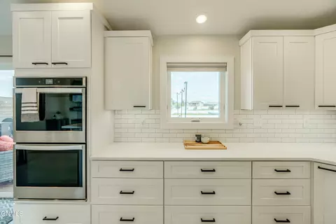 Kitchen - 406 Cobblestone Loop SW, Mandan, ND 58554 photo 4 of 12