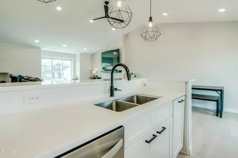 Kitchen - 406 Cobblestone Loop SW, Mandan, ND 58554 photo 7 of 12