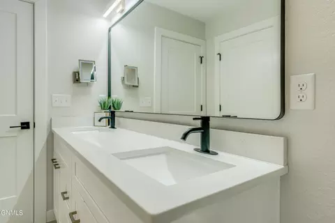Bath - 406 Cobblestone Loop SW, Mandan, ND 58554 photo 5 of 13