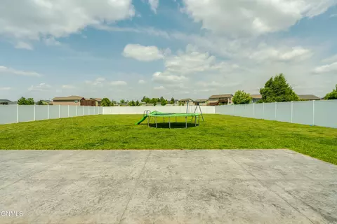 Exterior - 406 Cobblestone Loop SW, Mandan, ND 58554 photo 9 of 14
