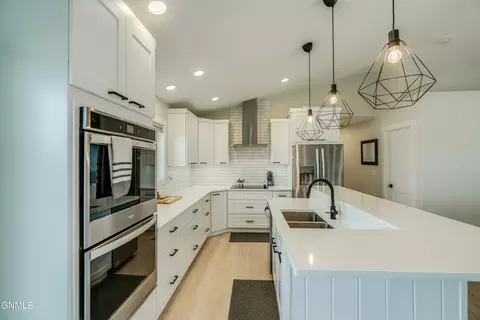 Kitchen - 406 Cobblestone Loop SW, Mandan, ND 58554 photo 9 of 12