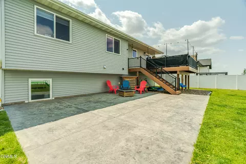 Exterior - 406 Cobblestone Loop SW, Mandan, ND 58554 photo 4 of 14