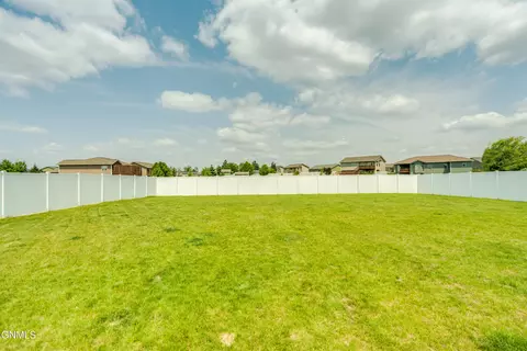 Exterior - 406 Cobblestone Loop SW, Mandan, ND 58554 photo 8 of 14