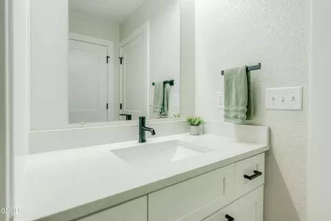 Bath - 406 Cobblestone Loop SW, Mandan, ND 58554 photo 12 of 13