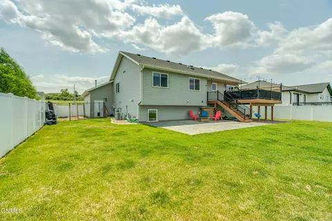 Exterior - 406 Cobblestone Loop SW, Mandan, ND 58554 photo 5 of 14