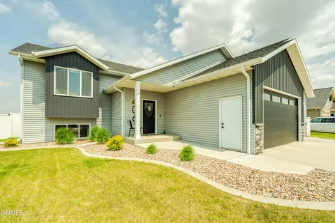 Exterior - 406 Cobblestone Loop SW, Mandan, ND 58554 photo 10 of 14