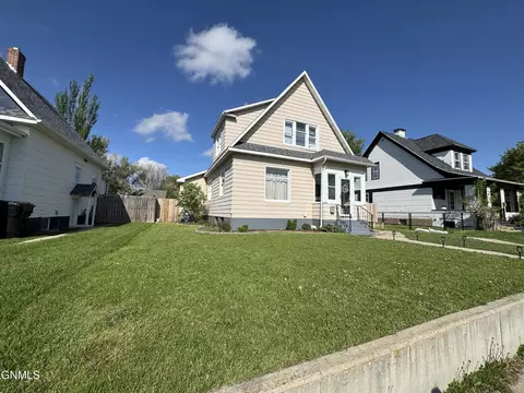 Exterior - 719 1st Ave W, Williston, ND 58801 photo 2 of 5