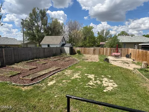 Exterior - 719 1st Ave W, Williston, ND 58801 photo 4 of 5
