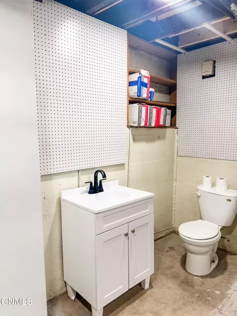 Bath - 719 1st Ave W, Williston, ND 58801 photo 5 of 5