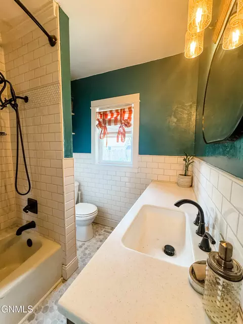 Bath - 719 1st Ave W, Williston, ND 58801 photo 4 of 5