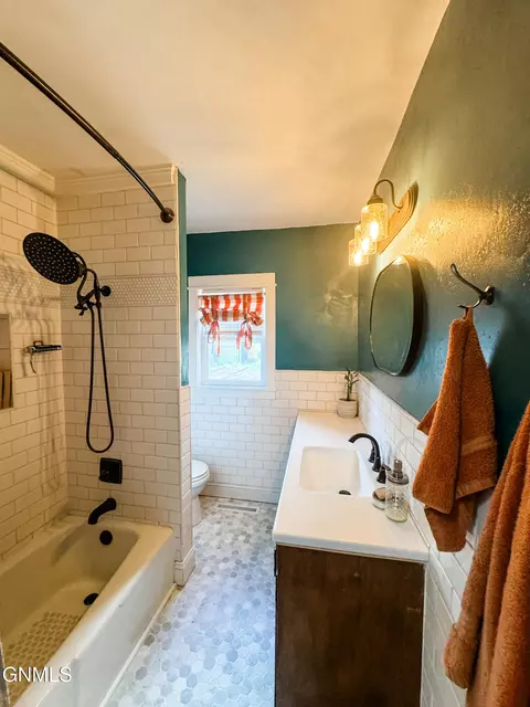 Bath - 719 1st Ave W, Williston, ND 58801 photo 1 of 5